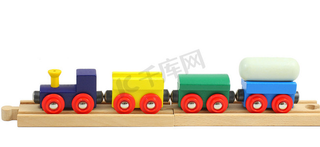 铁轨上的木制火车玩具，与白色隔离