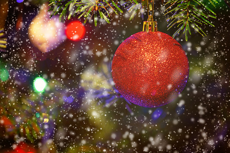 垂悬从装饰的圣诞树的红色中看不中用的物品特写镜头。 