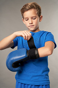 拳击可爱摄影照片_戴上拳击手套的可爱男孩