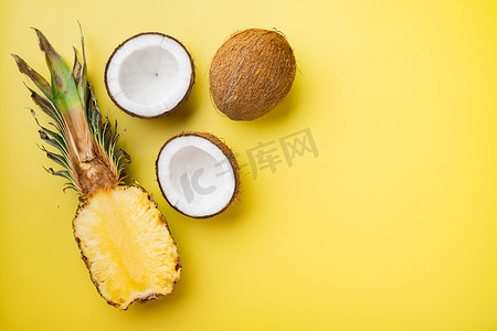 平铺菠萝摄影照片_新鲜水果、菠萝和椰子，黄色纹理的夏季背景，顶视图平躺，有文本复制空间