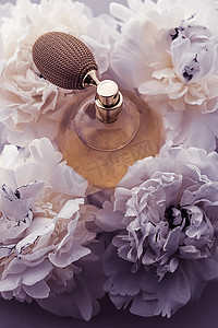 豪华香水瓶作为紫罗兰色背景和牡丹花的复古香水产品、香水广告和美容品牌
