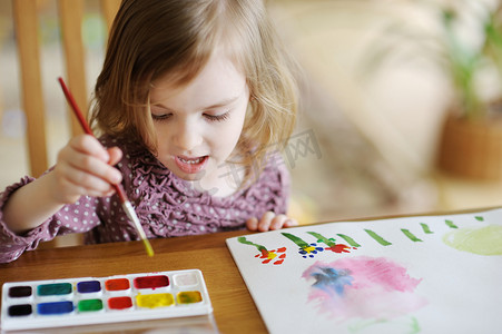 可爱的小女孩正在用颜料画画