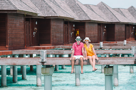 蜜月热带岛屿海滩码头上的年轻夫妇