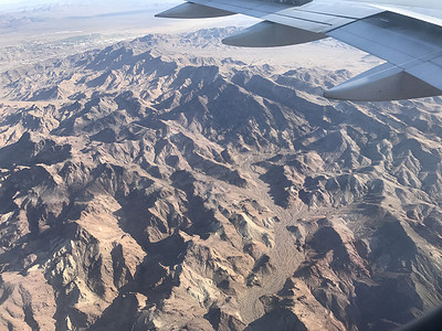 从美国西部波纹纹理的飞机机翼的窗口视图