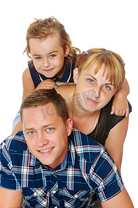 坐在爸爸的背上摄影照片_妈妈和女儿坐在爸爸的背上。