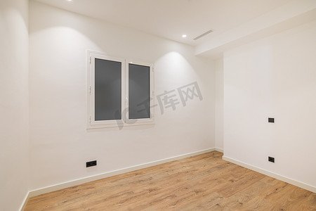白墙、窗户和木地板翻新后的空净室