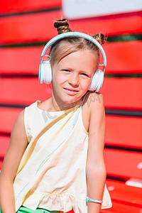室外音乐摄影照片_在公园里听音乐的可爱小女孩