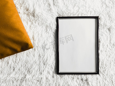 黑色金色海报摄影照片_带有空白复制空间的黑色薄木框作为海报照片打印模型、金色垫枕和蓬松的白色毯子、平躺背景和艺术产品