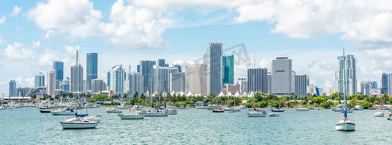 美国迈阿密 — 2019年9月11日：迈阿密天际线比斯坎湾帆船