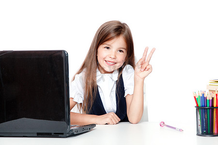 快乐可爱的少女坐在笔记本电脑上