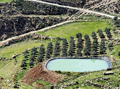 约旦卡拉克附近沙漠中用于灌溉橄榄园的蓄水池