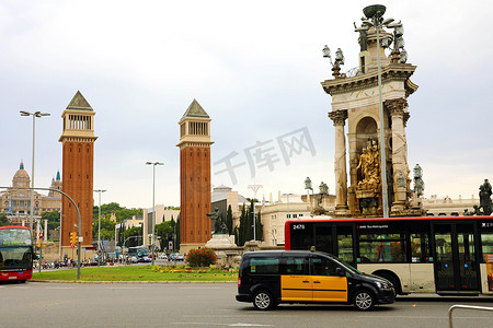 西班牙巴塞罗那-2018 年 7 月 13 日：西班牙广场的威尼斯塔和带交通车的喷泉，西班牙加泰罗尼亚