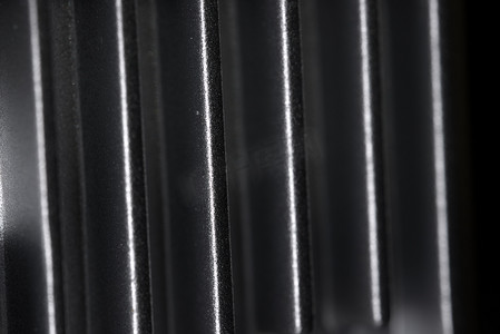 散热器翅片金属纹理的醒目的单色图像。