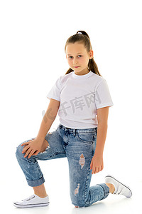 穿着纯白色广告 T 恤和牛仔裤的小女孩。