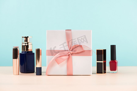 与一个礼物盒的化妆品在蓝色背景。