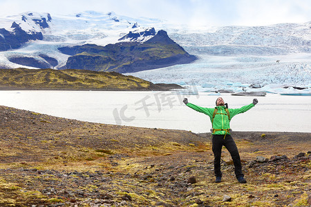 远足探险旅行的人欢呼快乐的冰岛