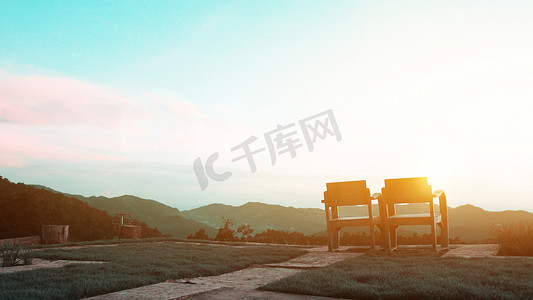 国朝山水插画摄影照片_两把舒适的木制椅子坐在院子里，面朝山景。