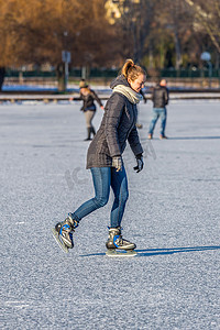 在匈牙利巴拉顿湖上滑冰的小女孩