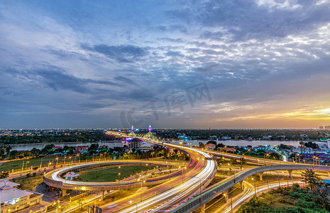 亮灯装饰泰国湄南河大桥，LED 灯桥，河上桥上交通