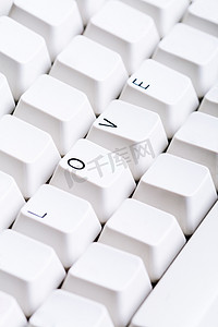 电脑键盘上的“爱”字，其他按钮上有空白。