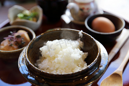 日本传统食物混合生鸡蛋和米饭