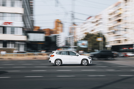 乌克兰，基辅 - 2021 年 7 月 16 日：白色 BMW X1 汽车在街上行驶。