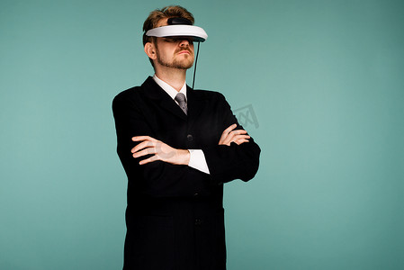 虚拟现实现实摄影照片_戴着虚拟现实眼镜的正装商人