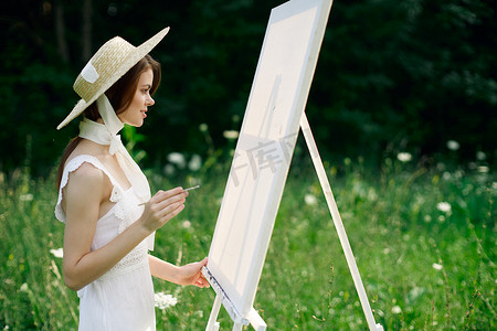 白裙摄影照片_大自然中穿白裙的女人画一幅风景画