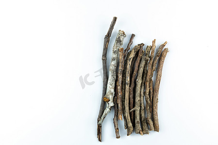 干树枝摄影照片_白色背景上的一堆干树枝