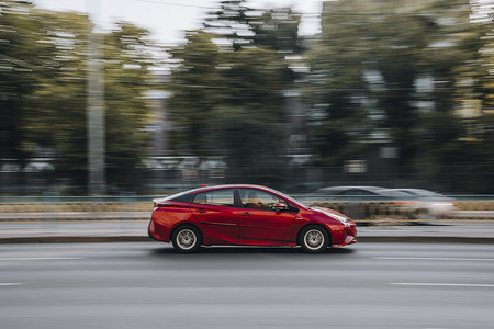 乌克兰，基辅 — 2021年7月16日：红色丰田普锐斯汽车在街上行驶。