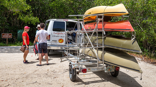 美国佛罗里达州大沼泽地 - 8 月 31 日：2014 年 8 月 31 日在美国佛罗里达州大沼泽地拖着四艘皮划艇的小型货车。