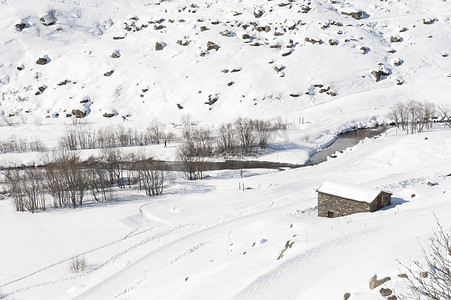 雪中小屋摄影照片_雪中​​孤立的山间小屋