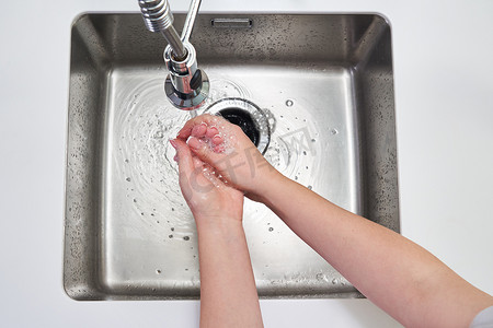阻止冠状病毒摄影照片_妇女用抗菌肥皂洗手以预防冠状病毒、卫生以阻止冠状病毒传播