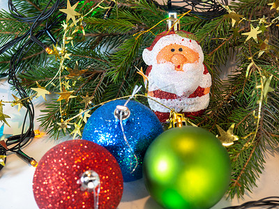 圣诞树木摄影照片_圣诞老人、冷杉树枝和圣诞装饰品