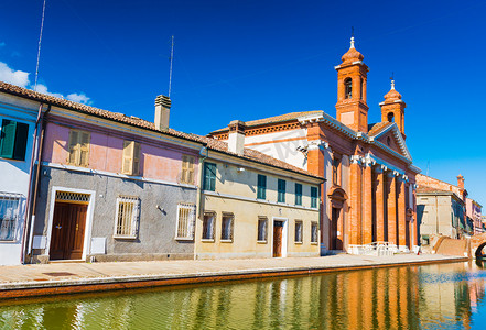 意大利小镇科马基奥（小威尼斯）的街道景观，运河和彩色房屋。