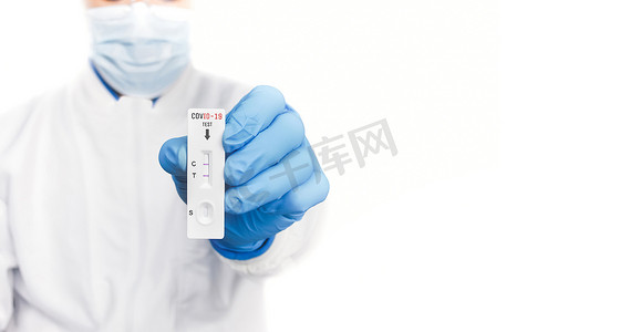 医生在白色背景和复制空间上显示抗原快速检测试剂盒的 Covid-19 阳性检测结果，冠状病毒感染保护概念