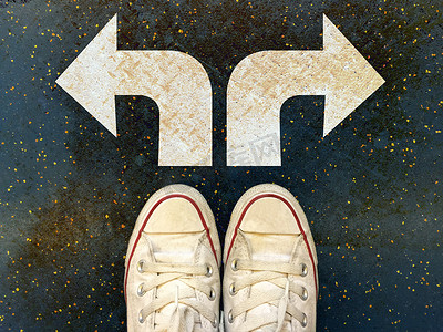 运动鞋鞋上印有两个白色箭头，指向格朗基路上，制定决策业务概念