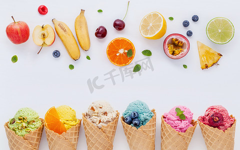 各种冰淇淋口味的甜筒，蓝莓，草莓，果酱