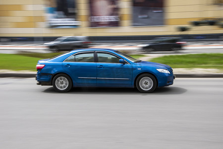 乌克兰，基辅 - 2021 年 4 月 26 日：蓝色比亚迪 F3 汽车在街上行驶。