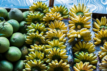 新鲜的水果图标摄影照片_船上出售的泰国水果在水上市场上