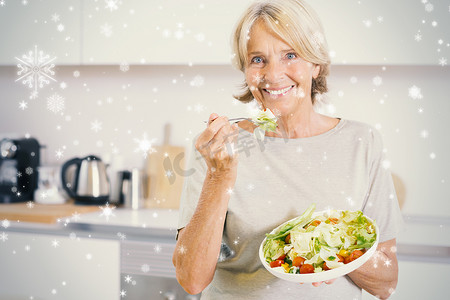 微笑的女人吃沙拉的复合图像