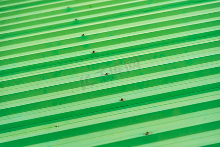 作为抽象背景的绿色彩绘金属屋顶