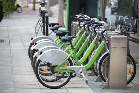 城市公共停车场的自行车出租站。