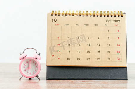 9月份摄影照片_2021 年 9 月绿色台历，带粉色闹钟。