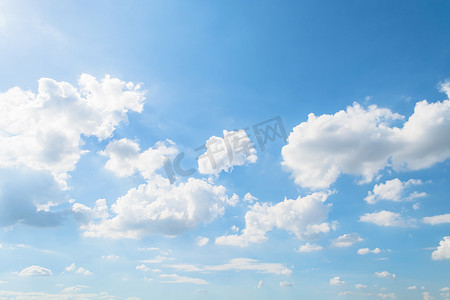 天空和云彩在广阔的蓝色天空中洁白柔和