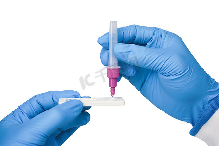 白色2摄影照片_用提取管将分泌物样本手工放入 SARS CoV-2 快速抗原检测试剂盒（ATK）中，冠状病毒感染防护概念