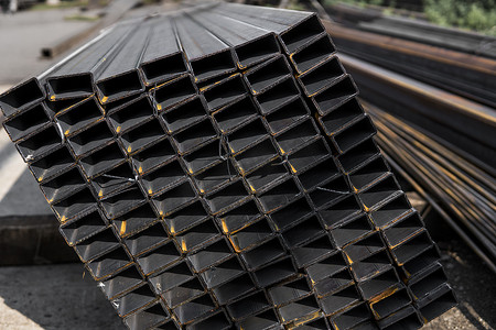 金属产品仓库包装中的方形扁轧管金属型材。