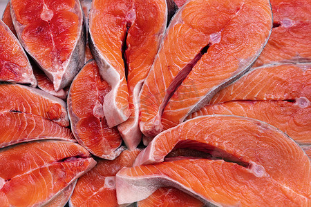 大量生太平洋红鱼奇努克鲑鱼切成牛排，准备烹制各种美味佳肴。