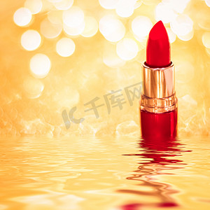 金色背景广告摄影照片_金色背景上的红色唇膏、化妆和化妆品
