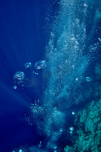 太陽升起摄影照片_在蔚蓝的大海中升起水下气泡